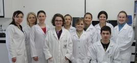Grupo de estagiários com a pesquisadora Laura Lopes de Almeida